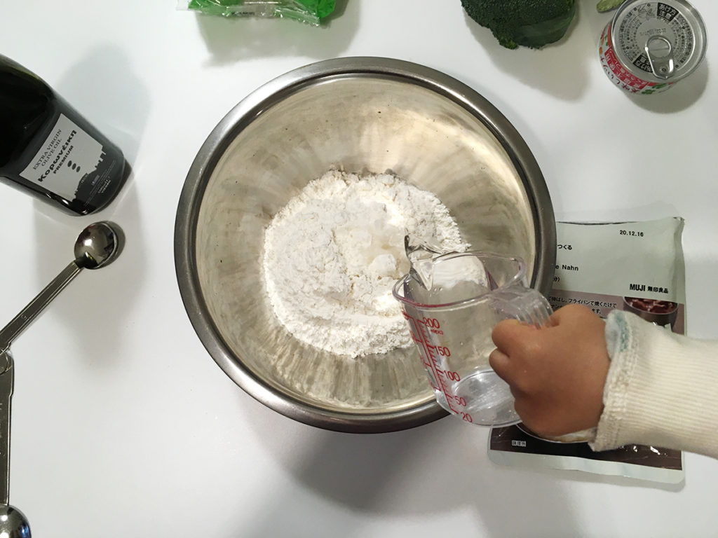 無印良品ののナンミックスでピザを作る工程：水を入れます