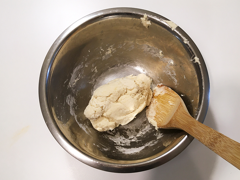 無印良品の「フライパンでつくるナン」を生地に作るサイゼリヤ風コーンピザ　生地を混ぜる