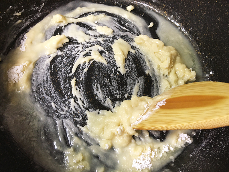 ホワイトソースを作る　加熱しながらバターと小麦粉を混ぜる