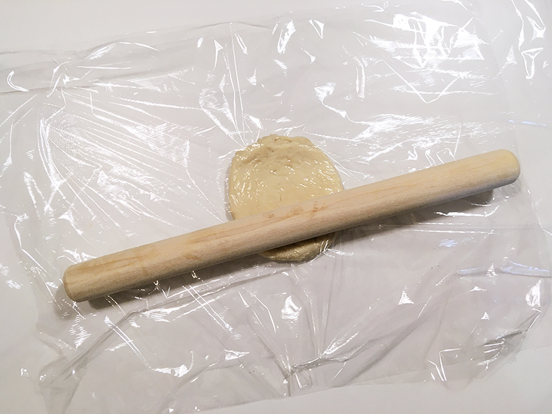 無印良品の「フライパンでつくるナン」を生地に作るサイゼリヤ風コーンピザ　生地を麺棒でのばす