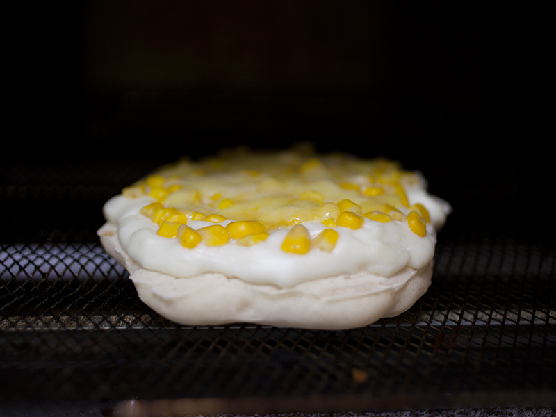 無印良品の「フライパンでつくるナン」を生地に作るサイゼリヤ風コーンピザ　チースがとけたら完成です