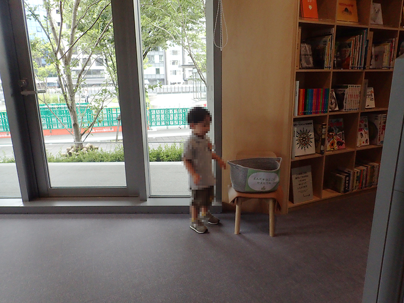 【大阪お出かけ】新しい図書館「こども本の森 中之島」2階　本の返却カゴ