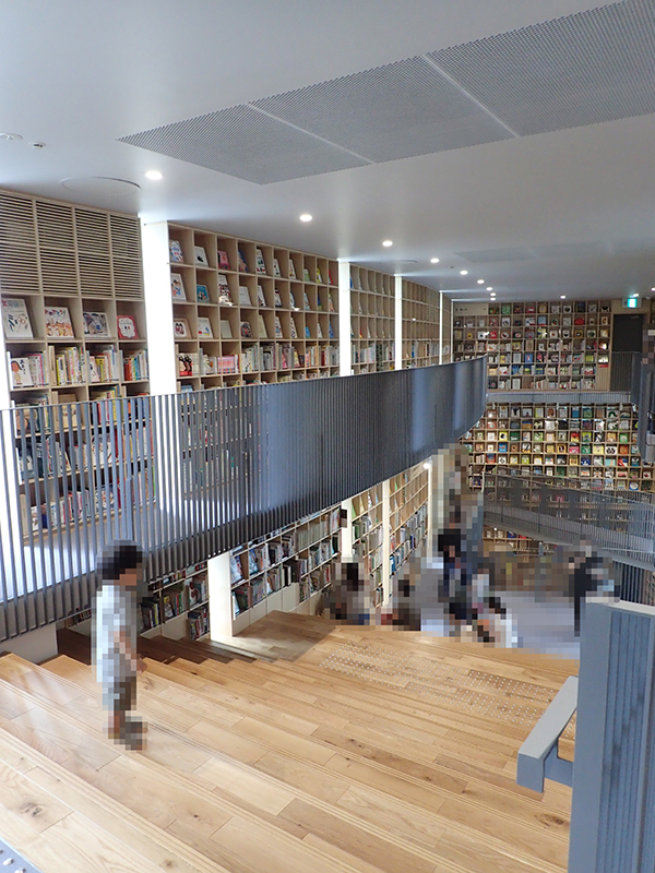 【大阪お出かけ】新しい図書館「こども本の森 中之島」3階吹き抜けスペース階段