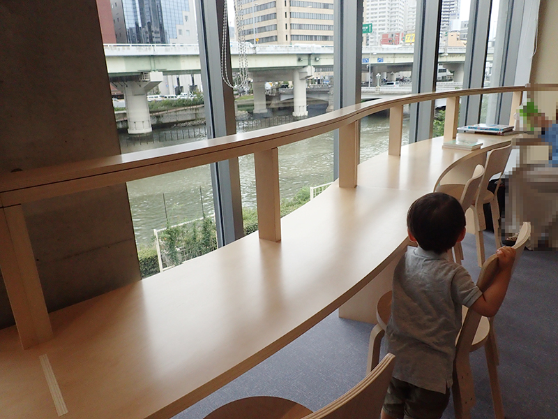 【大阪お出かけ】新しい図書館「こども本の森 中之島」3階川側のテーブル読書スペースから川を望む