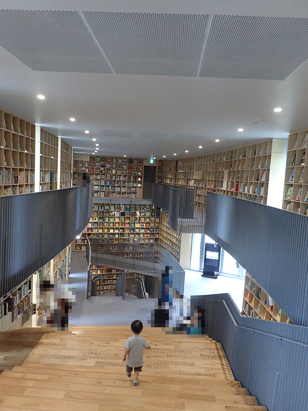 【大阪お出かけ】新しい図書館「こども本の森 中之島」3階吹き抜けスペースから2階方面を見下ろす