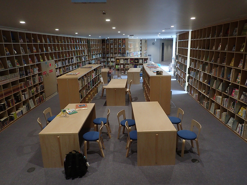【大阪お出かけ】新しい図書館「こども本の森 中之島」1階 読書スペース