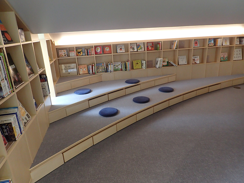 【大阪お出かけ】新しい図書館「こども本の森 中之島」ちいさなこどもたちのためのほんコーナー