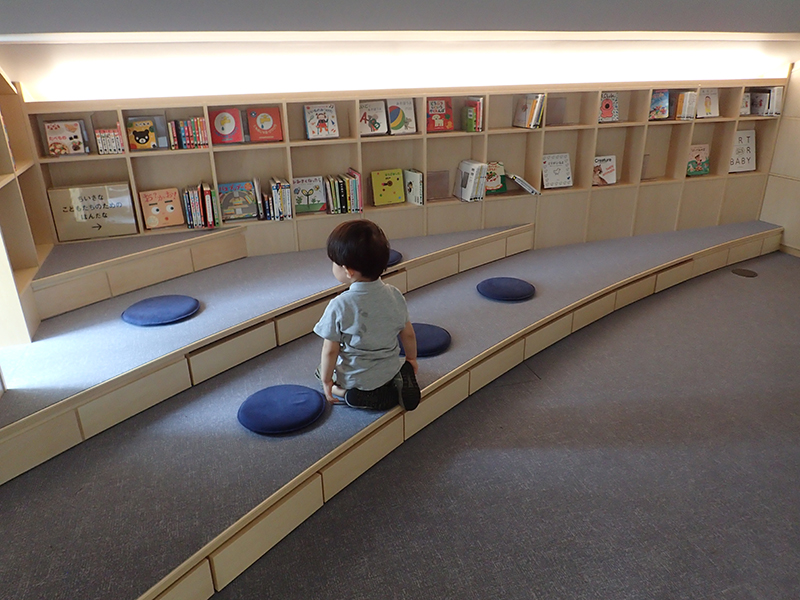 【大阪お出かけ】新しい図書館「こども本の森 中之島」ちいさなこどもたちのためのほんコーナー