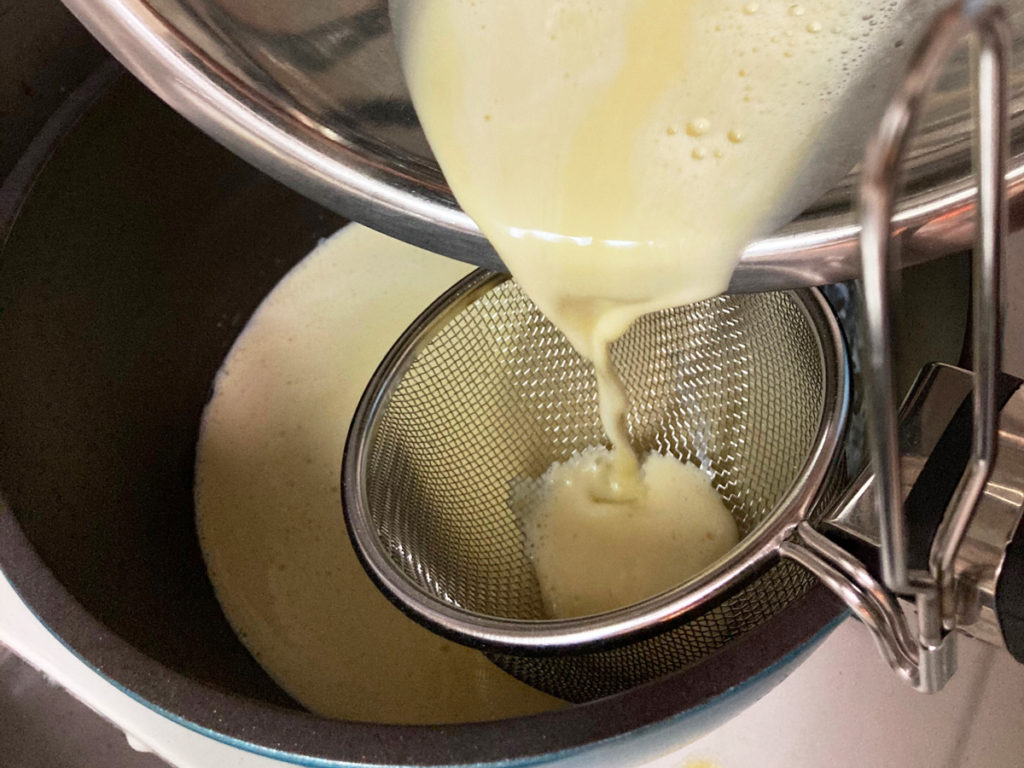 ダイソー購入品 製菓用品レシピ付き 世界のおやつ フランス「ポワソン・ダブリル」カスタードクリームの作り方　材料を漉して鍋に投入