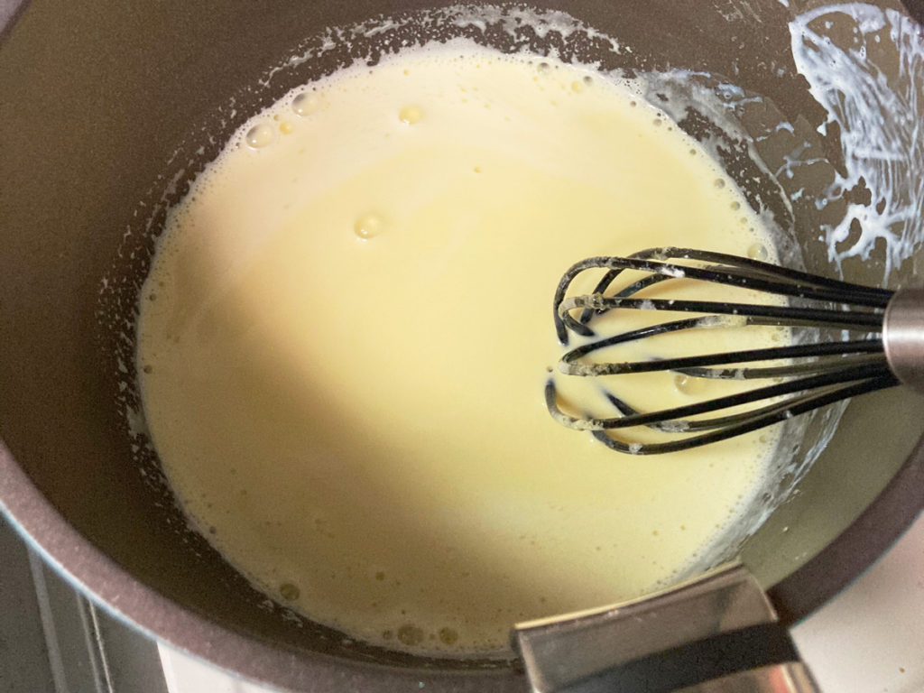 ダイソー購入品 製菓用品レシピ付き 世界のおやつ フランス「ポワソン・ダブリル」カスタードクリームの作り方　材料を混ぜながら鍋で加熱